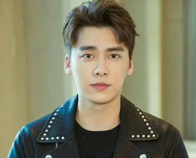 看李易峰一身红球衣近照出镜可恨又尽显可悲ayx爱游戏app体育被“封杀”2年再(图2)